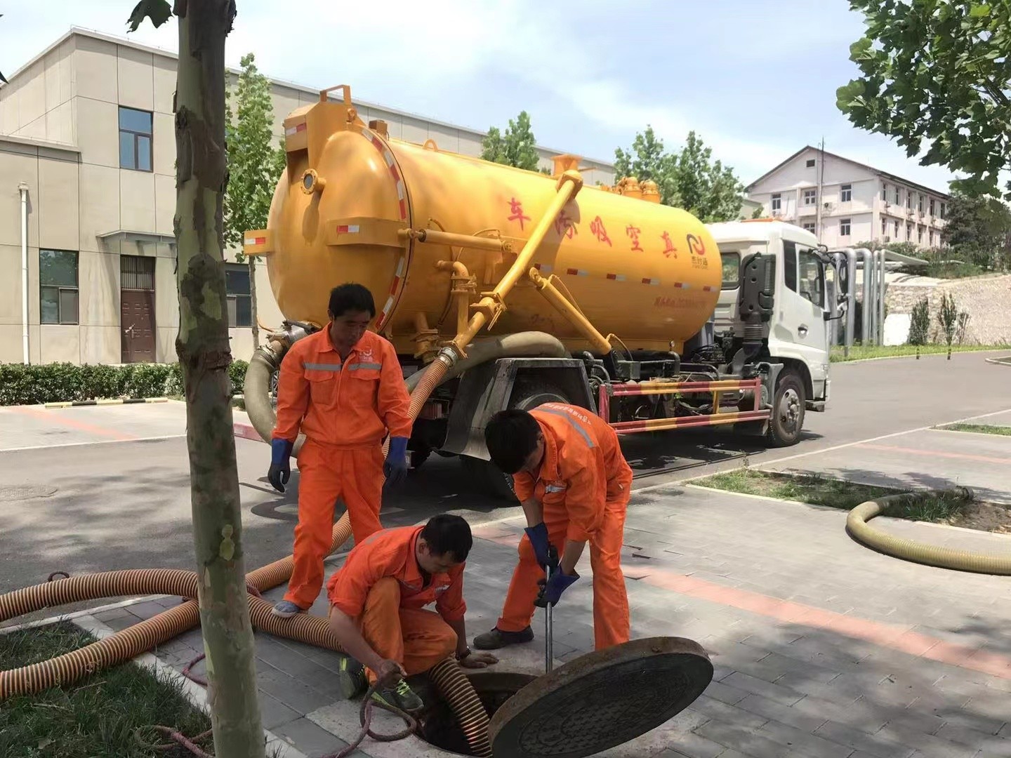 昌都管道疏通车停在窨井附近