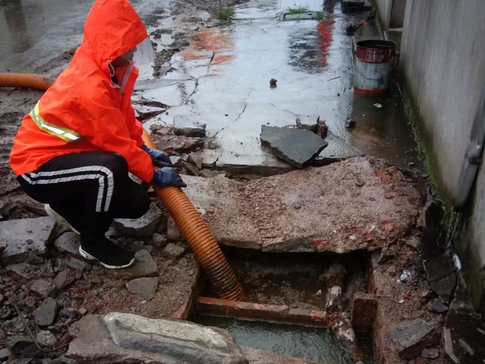 昌都专业清理污水池 炜誉市政以规范流程守护城市 “肠道”